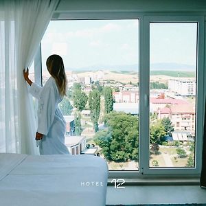 Hotel 12